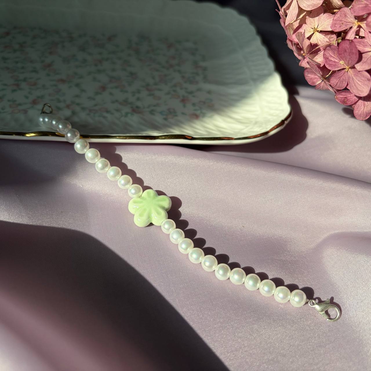 Первый цветок — украшение из бисера ручной работы